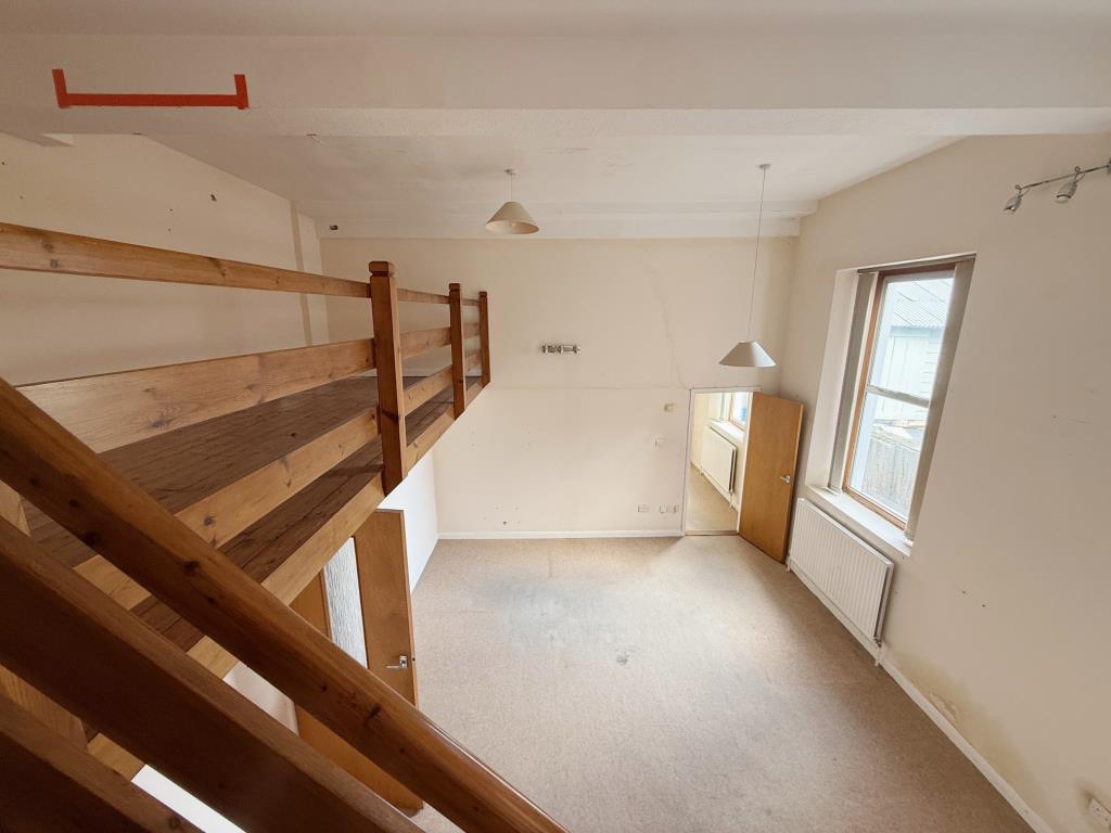 Lot: 5 - FORMER OFFICE AND BEDSITS WITH POTENTIAL CLOSE TO THE QUAY - Larger office with raised level looking down to the office